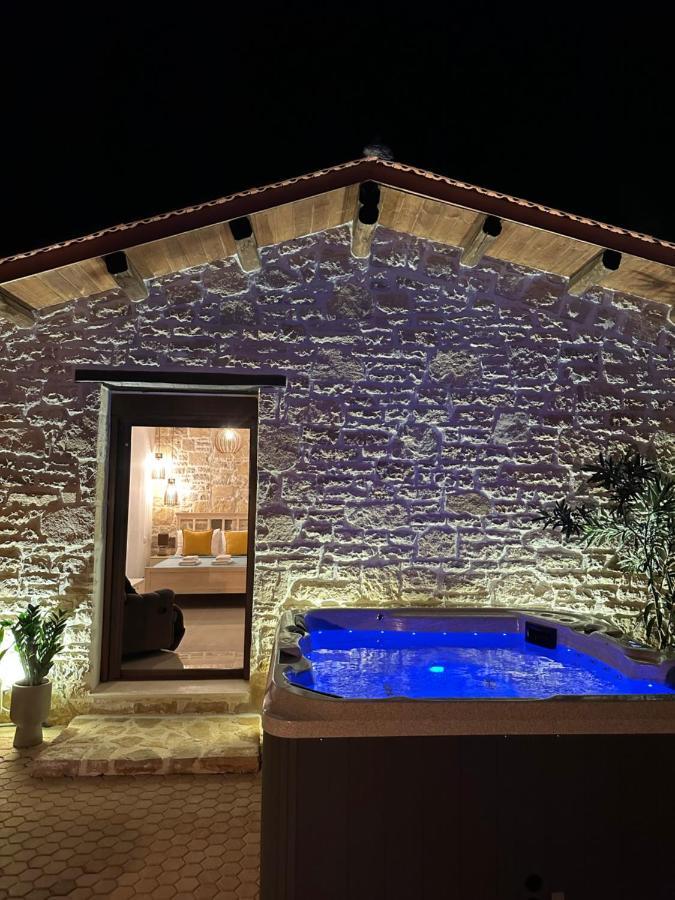 Villa Aspasia With Private Jacuzzi - Oasis Resort Коккинос Пиргос Экстерьер фото